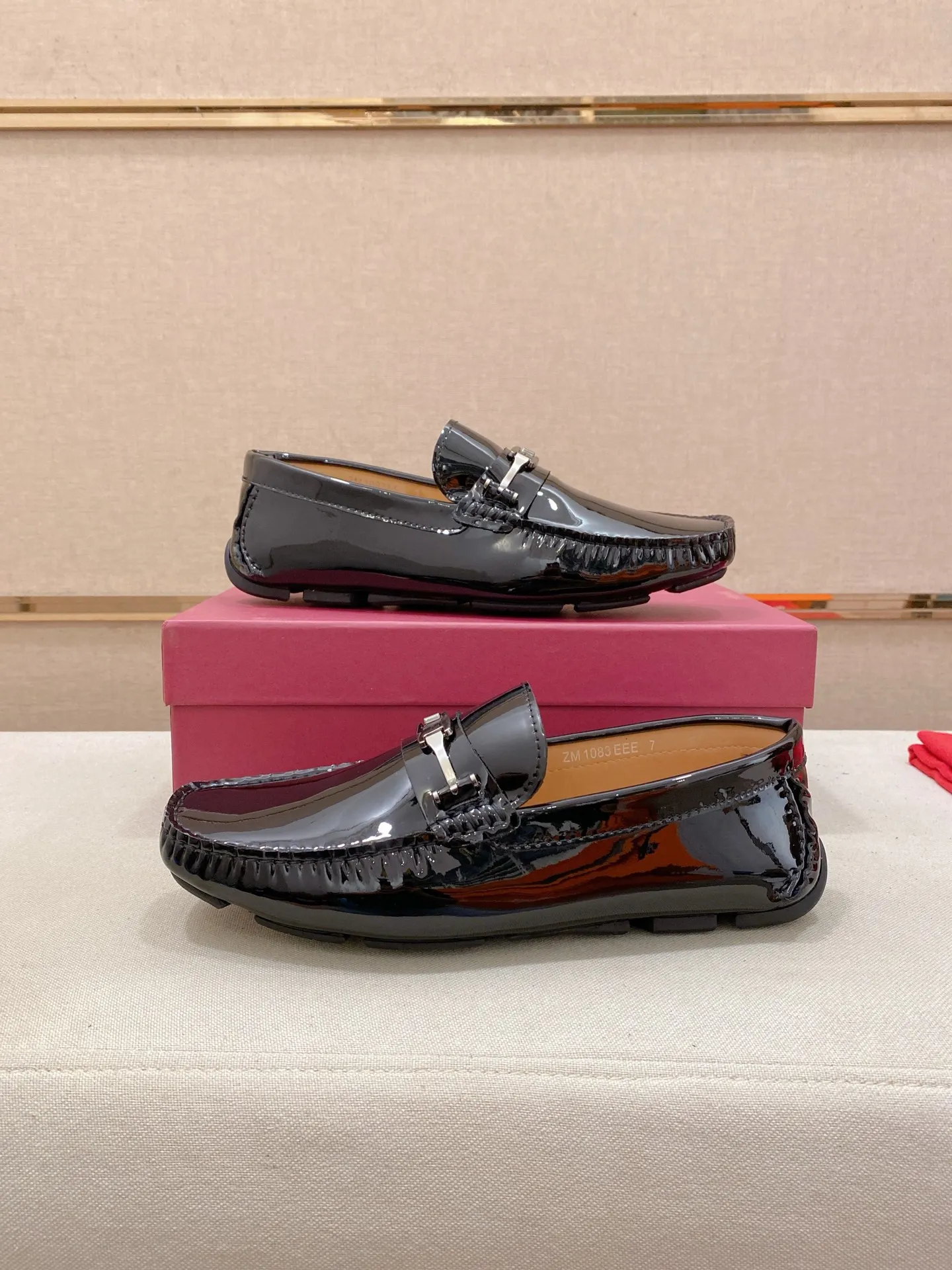 Factory price: 540💰High-end quality! Ferragamo🆕🆕Exclusive hot-selling products in stock🔥🔥New products on the shelves, high-quality Ferragamo men's pea shoes, high-end casual driving shoes, with complete packaging! 💪 💪 Material: imported first-layer cowhide 🐂 + imported high-quality water-dyed cowhide lining + wear-resistant outsole 👍🏻👍🏻 Features: high-end and comfortable, purely handmade 🚀 🚀 Create the perfect shoe that suits you best 🔥 🔥 Size: (38-44) 45 standard size can be customized!